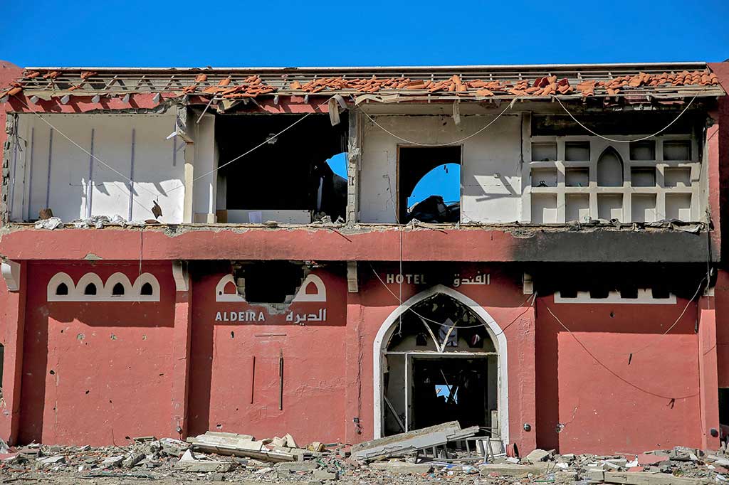 Hotel Al-Deira di Kota Gaza rusak parah akibat bombardir Israel.