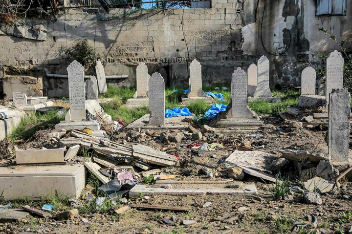 Pemakaman Al-Ghossein di Kota Gaza, rusak di tengah konflik yang sedang berlangsung antara Israel dan kelompok militan Hamas.