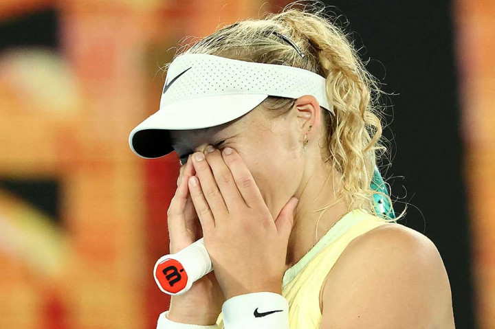 Petenis berusia 16 tahun Mirra Andreeva tidak dapat menyembunyikan kegembiraannya setelah secara mengejutkan menundukkan unggulan keenam Ons Jabeur di Australian Open dalam waktu kurang dari satu jam, Rabu, 17 Januari 2024.