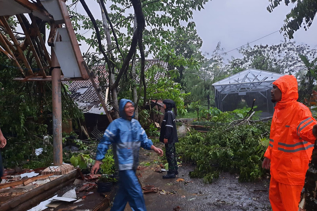 Ia mengatakan, hujan deras disertai angin puting beliung menyebabkan 26 rumah rusak berat, sedang dan ringan setelah tersapu serta puluhan pohon tumbang menimpa rumah tapi kerusakan paling banyak berupa atap genting jebol tertimpa pohon. Kejadian itu membuat tim gabungan TNI, Polri, BPBD, Tagana dan relawan berupaya melakukan evakuasi pohon tumbang yang menimpa rumah dan sekitar halaman rumah.