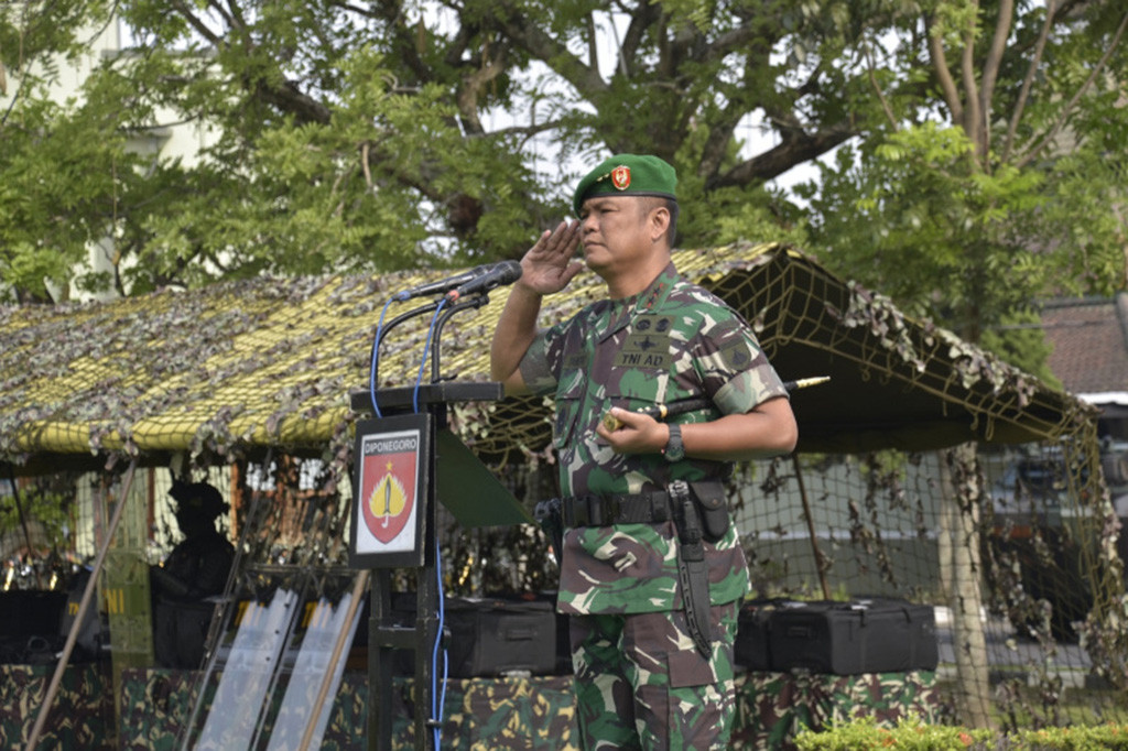 Pangdam IV/Diponegoro, Mayjen TNI Tandyo Budi Revita pastikan kesiapsiagaan pasukan Pengamanan Pemilu Tahun 2024 di Jateng dan DI Yogjakarta, lewat Apel Kesiapsiagaan Pengamanan Jajaran Kodam Iv/Diponegoro di Lapangan Makorem 074/Warastrama Solo, Rabu, 17 Januari 2024.
