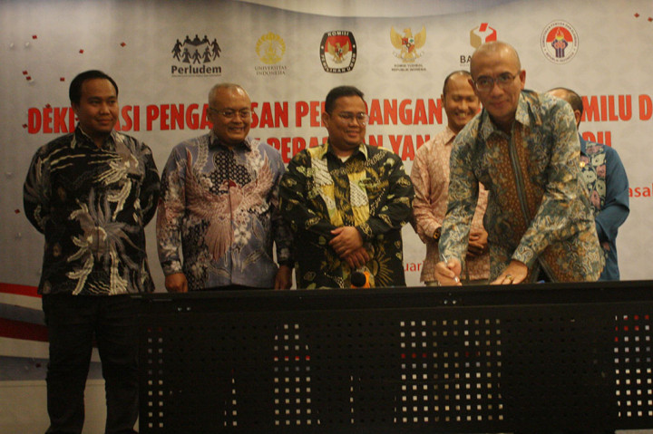 Komisi Yudisial (KY), Komisi Pemilihan Umum (KPU), Badan Pengawas Pemilihan Umum (Bawaslu), Fakultas Hukum Universitas Indonesia (FH UI), Perkumpulan untuk Pemilu dan Demokrasi (Perludem), hingga Kementerian Pemuda dan Olahraga (Kemenpora) menandatangani deklarasi pengawasan persidangan perkara pemilu dan pilkada.