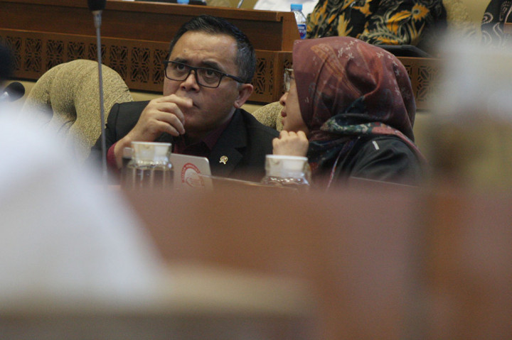 Menteri Pendayagunaan Aparatur Negara dan Reformasi Birokrasi (Menpan RB) Abdullah Azwar Anas mengikuti Rapat Kerja dengan Komisi II DPR, Rabu, untuk membahas draf rancangan peraturan pemerintah (RPP) soal manajemen ASN dan penataan tenaga honorer.
