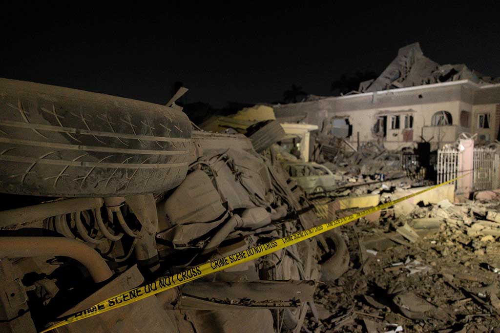 Mobil dan bangunan hancur di lokasi ledakan di daerah Bodija, Ibadan, Nigeria, Selasa, 16 Januari 2024 waktu setempat. 