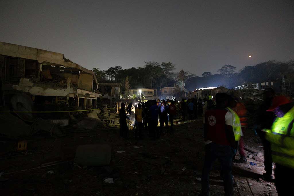 Ledakan tersebut menghancurkan lebih dari dua lusin bangunan dan gambar dari tempat kejadian menunjukkan struktur yang terpelintir, mobil hangus, dan rumah-rumah rusak.