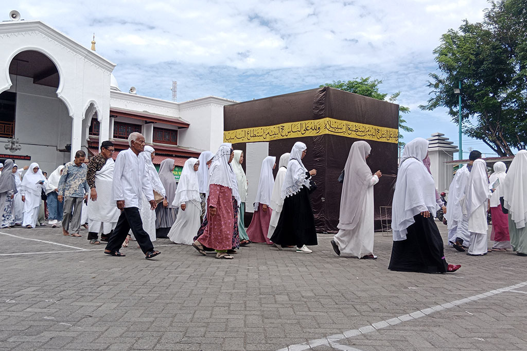 Pelunasan tahap pertama ini dilakukan oleh jemaah memenuhi tiga kriteria yang telah ditentukan pemerintah. Masing-masing adalah jemaah haji reguler sesuai nomor urut porsi keberangkatan tahun ini (1445 H / 2024 M). Lalu jemaah haji reguler masuk perioritas lanjut usia dan jemaah haji reguler yang masuk dalam urutan nomor porsi cadangan.