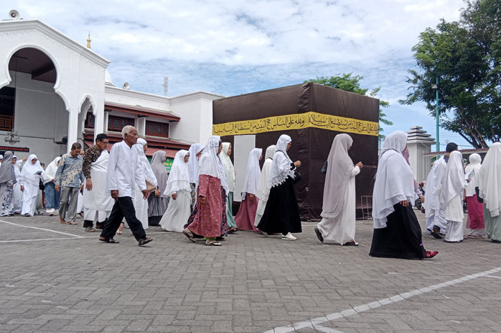 Pelunasan tahap pertama ini dilakukan oleh jemaah memenuhi tiga kriteria yang telah ditentukan pemerintah. Masing-masing adalah jemaah haji reguler sesuai nomor urut porsi keberangkatan tahun ini (1445 H / 2024 M). Lalu jemaah haji reguler masuk perioritas lanjut usia dan jemaah haji reguler yang masuk dalam urutan nomor porsi cadangan.