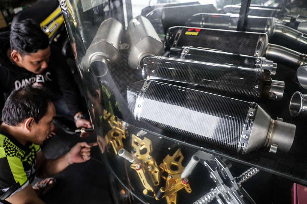 Penggunaan knalpot brong melanggar Pasal 285 ayat satu Undang-Undang Lalu Lintas Angkutan Jalan Raya (UULLAJ) Tahun 2009.