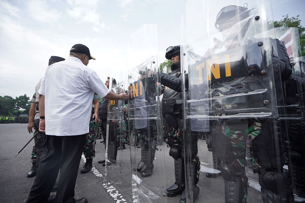DANREM 072/Pamungkas Brigjen TNI Zainul Bahar, Rabu, 17 Januari 2024 memimpin Apel Kesiapsiagaan Kodam IV/Diponegoro dalam rangka Kesiapan Pengamanan Pemilu 2024, di Lapangan Parkir Stadion Mandala Krida. Hadir dan ikut memeriksa barisan dalam apel kesiapsiagaan tersebut Wakil Gubernur DIY KGPAA Paku Alam X.
