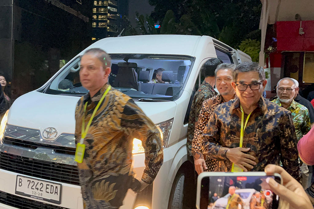 Pantauan Medcom.id, rombongan Timnas AMIN tiba pukul 18.45 WIB, di antaranya Kapten Timnas AMIN Muhammad Syaugi dan Ketua Dewan Pakar Timnas AMIN Hamdan Zoelva.