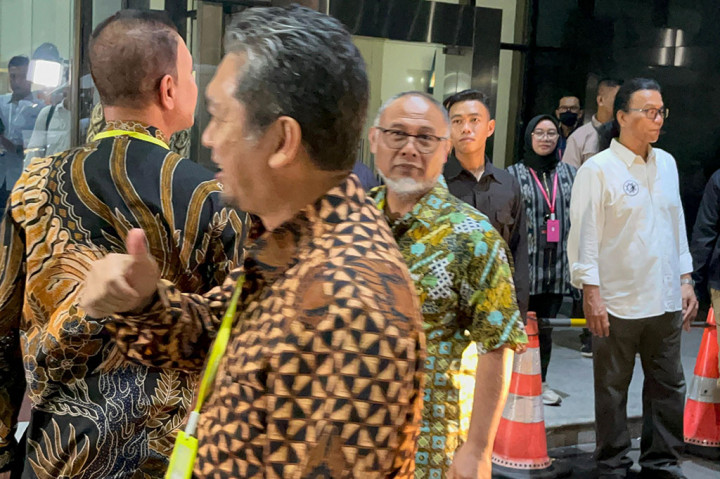 Tokoh lainnya, yakni anggota Dewan Pakar Timnas AMIN sekaligus eks pimpinan KPK Bambang Widjojanto. Wakil Deputi Bidang Milenial dan Gen Z Timnas AMIN Lathifa Al Anshori turut ikut dalam rombongan.