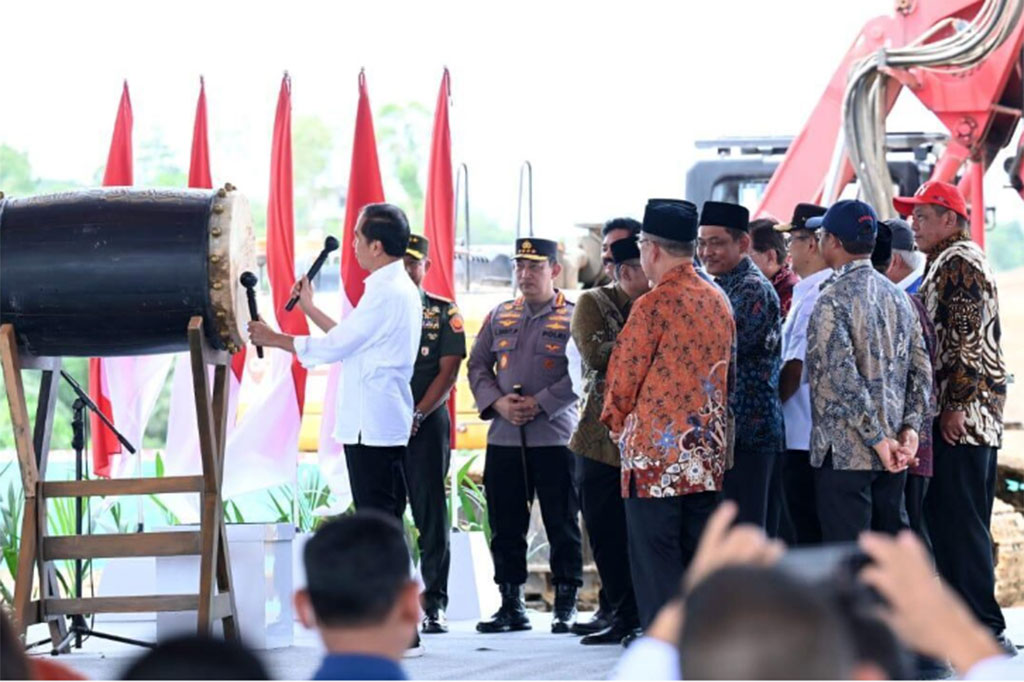 Setelah itu, Jokowi melakukan peletakan batu pertama pembangunan Masjid Negara di IKN yang berkapasitas 61 ribu jemaah.  Di kawasan tersebut juga akan dibangun gereja, gereja katedral, vihara, pura, dan klenteng yang akan menunjukkan keragaman agama bangsa Indonesia.