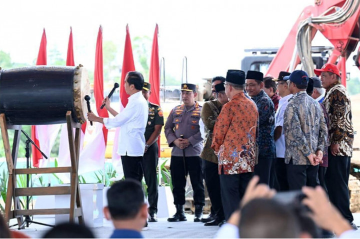 Setelah itu, Jokowi melakukan peletakan batu pertama pembangunan Masjid Negara di IKN yang berkapasitas 61 ribu jemaah.  Di kawasan tersebut juga akan dibangun gereja, gereja katedral, vihara, pura, dan klenteng yang akan menunjukkan keragaman agama bangsa Indonesia.