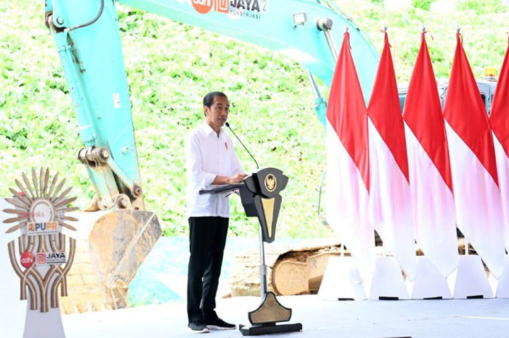 Presiden juga melakukan peletakan baru pertama dimulainya pembangunan Kantor Otorita Ibu Kota Nusantara (OIKN) untuk mendukung pengembangan Ibu Kota Nusantara.