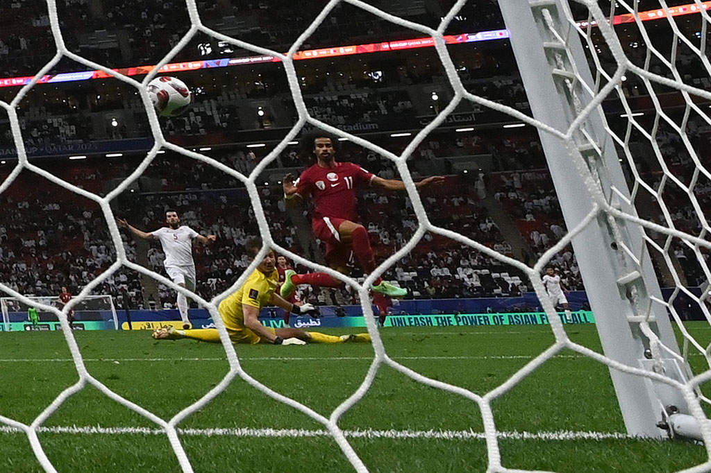Penyerang Akram Afif yang mencetak brace pada pertandingan pembukaan, kembali menjadi pahlawan Qatar dengan gol semata wayangnya. Ia mengejar bola umpan terobosan Almoez Ali pada menit ke-17, sebelum menaklukkan kiper Tajikistan Rustan Yatimov.