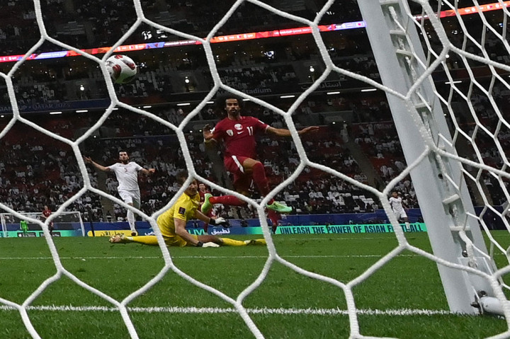 Penyerang Akram Afif yang mencetak brace pada pertandingan pembukaan, kembali menjadi pahlawan Qatar dengan gol semata wayangnya. Ia mengejar bola umpan terobosan Almoez Ali pada menit ke-17, sebelum menaklukkan kiper Tajikistan Rustan Yatimov.