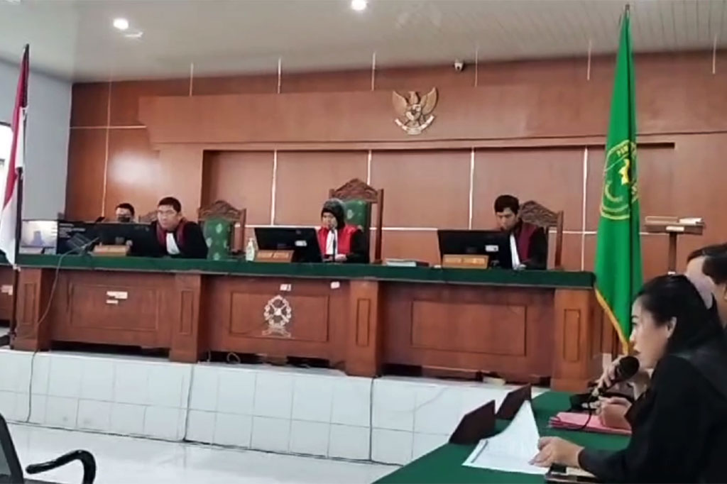 Persidangan terdakwa pelaku penganiayaan terhadap Zaharman, 58, guru SMA Negeri 7 Kabupaten Rejang Lebong ini berlangsung secara daring di PN Kelas IB Curup, Rabu 17 Januari 2024.