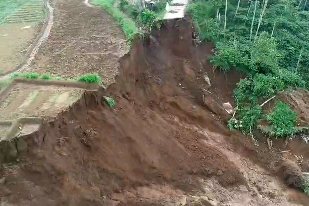 Jalan penghubung antar kecamatan di Temanggung, Jawa Tengah terputus akibat bencana tanah longsor. Tidak ada korban dalam kejadian tersebut, namun pengguna jalan terpaksa memutar karena jalur putus total.