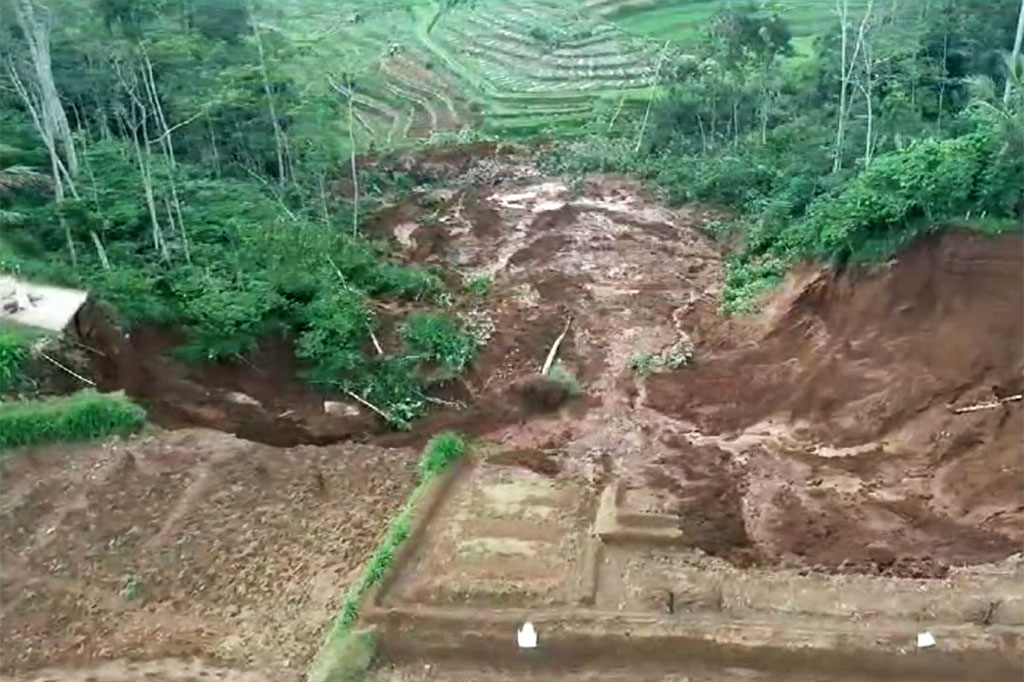 Jalan penghubung antara Desa Pateken dan Desa Semen, Kecamatan Wonoboyo, Temanggung, Jawa Tengah ini longsor hingga putus total. Jalan yang baru bisa dilalui kendaraan dalam lima bulan terakhir tersebut longsor sepanjang enam puluh meter dengan lebar hingga delapan meter.