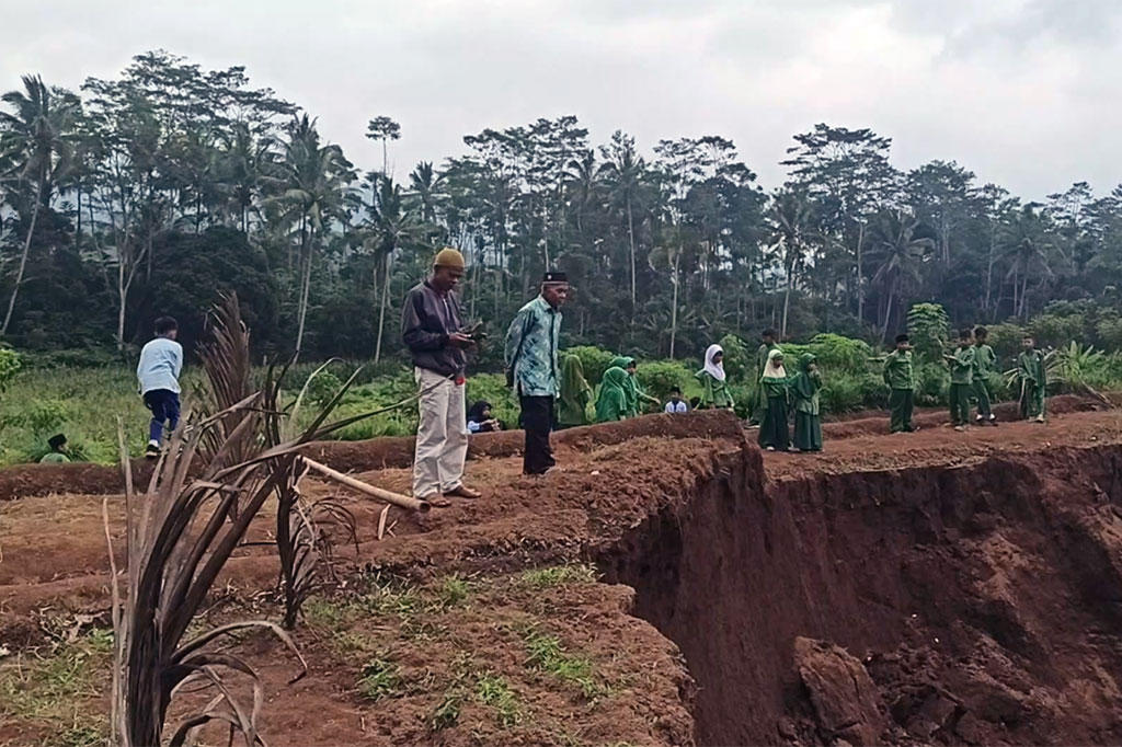 Sementara itu penjabat Bupati Temanggung Hari Agung Prabowo mengatakan, agar tidak berdampak pada perekonomian warga pihak pemkab akan segera membangun jalan darurat. 