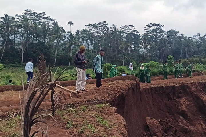 Sementara itu penjabat Bupati Temanggung Hari Agung Prabowo mengatakan, agar tidak berdampak pada perekonomian warga pihak pemkab akan segera membangun jalan darurat. 