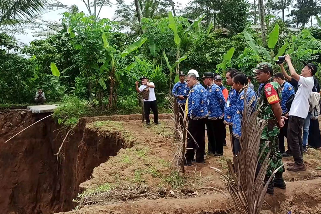 Pj bupati menghimbau kepada warga agar selalu waspada saat turun hujan, karena wilayah Kabupaten Temanggung rawan terhadap bencana tanah longsor. 