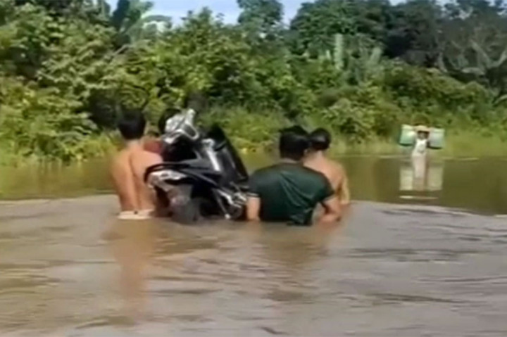 Seperti yang terjadi di Kecamatan Hulu Gurun serta Kecamatan Silat Hulu. Ketinggian banjir yang merendam jalan nasional menuju perbatasan Indonesia-Malaysia mencapai dada orang dewasa. Bahkan kendaraan roda dua terpaksa dipanggul melintasi banjir.