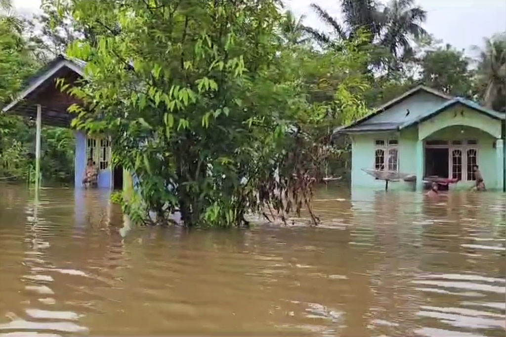 Sempat surut, banjir setinggi 2 meter kembali melanda sejumlah kecamatan, di Kabupaten Kapuas Hulu, Kalimantan Barat, Kamis, 18 Januari 2024.