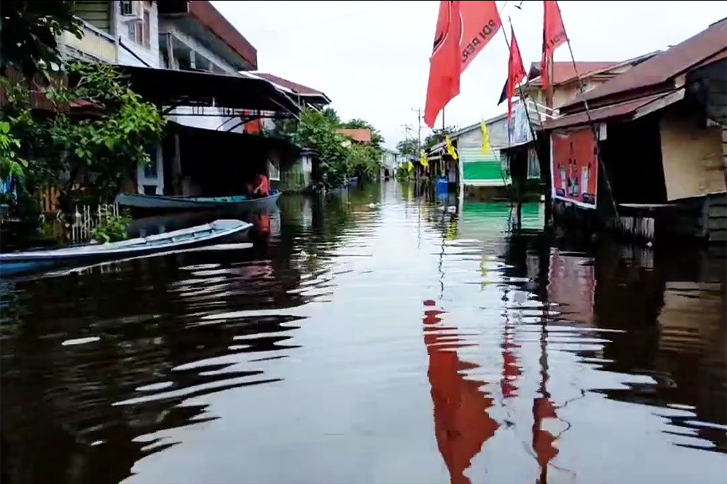 Sementara itu Kepala Divisi Kajian Dan Kampanye Aktivitas Wahana lingkungan (WALHI) Kalbar, Hendrikus Adam mengatakan, bencana ekologis khususnya banjir yang kerap melanda sejumlah Kabupaten di Kalbar karena rusaknya penyangga hutan akibat eksploitasi sumberdaya alam yang dilakukan korporasi. 