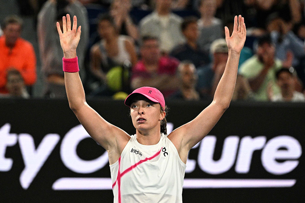 Iga Swiatek bangkit dari keterpurukan untuk mengalahkan petenis Amerika yang tidak diunggulkan Danielle Collins di putaran kedua Australia Terbuka pada Kamis, 18 Januari 2024. Keberhasilan tersebut memperpanjang rekor kemenangannya menjadi 18 pertandingan.