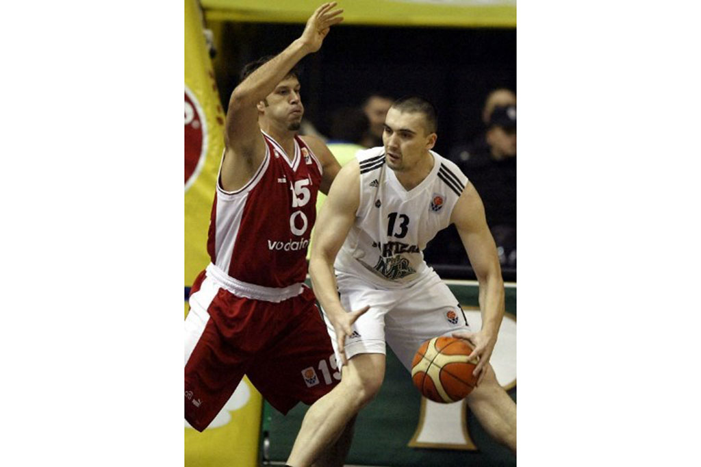 Asisten pelatih Golden State Warriors Dejan Milojevic menderita serangan jantung saat makan malam tim di Salt Lake City pada Selasa, 16 Januari 2024 malam dan meninggal pada Rabu, 17 Januari pagi.