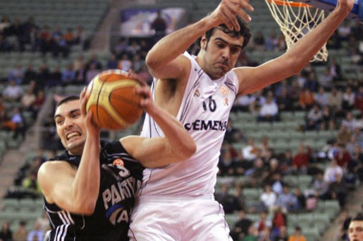 Milojevic, yang bermain di Spanyol dan Turki serta tanah kelahirannya, tempat ia memulai karir kepelatihannya, bergabung dengan Warriors sebagai asisten pada 2021. Dia adalah bagian dari staf tim yang memenangi kejuaraan NBA pada 2022.