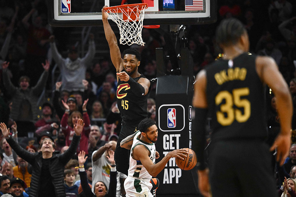 Milwaukee Bucks yang bermain tanpa pemain kuncinya Giannis Antetokounmpo dihajar Cleveland Cavaliers dengan skor telak 95-135 dalam laga yang digelar di Rocket Mortgage Fieldhouse Cleveland, Kamis, 18 Januari 2024 WIB.