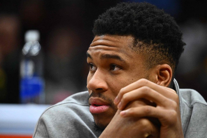 Giannis menderita memar di bahu kanannya. Cedera itu membuatnya harus menepi untuk pertama kalinya setelah 29 gim selalu menjadi starter.