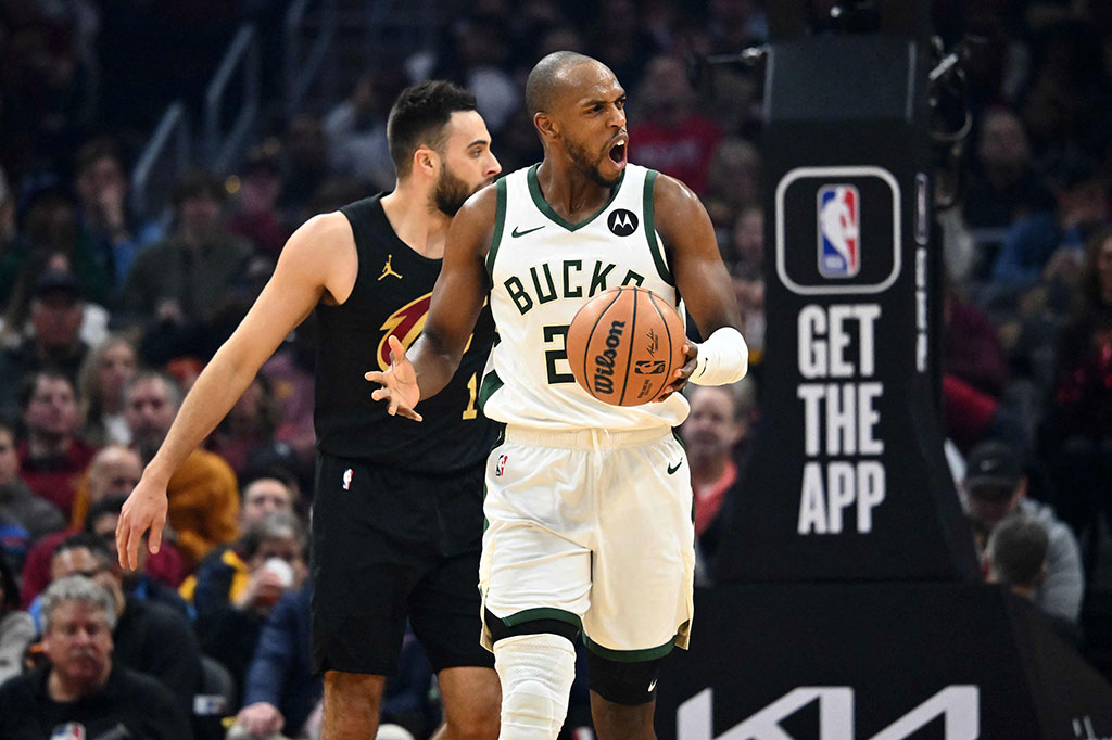 Bucks benar-benar tampil buruk sejak awal laga. Mereka hanya bisa mencetak dua poin di enam menit pertama yang membuat skor menjadi 22-2 di pertengahan kuarter satu. Bahkan akurasi tembakan Bucks sepanjang laga hanya 40 persen, berbanding terbalik dengan Cavs yang mencatat 59,1 persen.