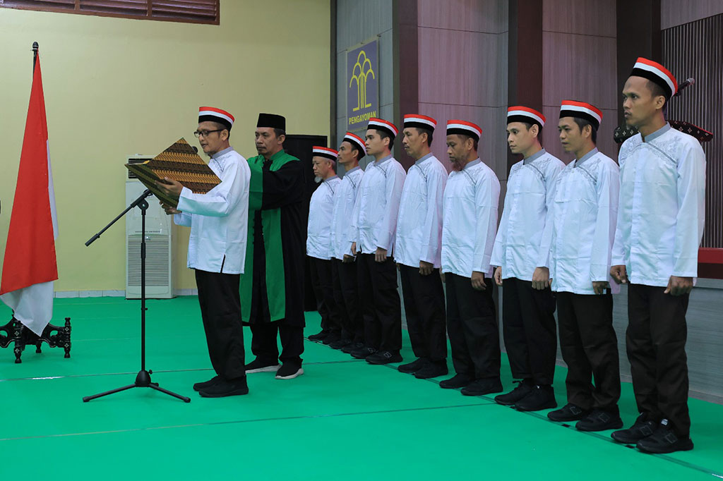 Pengucapan ikrar setia itu dilakukan di Aula MD Arifin Lapas I Surabaya, disaksikan Kadiv Pemasyarakatan Asep Sutandar dan perwakilan dari BNPT Kolonel Infantri Kurniawan, perwakilan Densus 88 AT Polri Kombes Iwan Ristiyanto, dan Kepala Bapas Surabaya Rika Apriyanti.