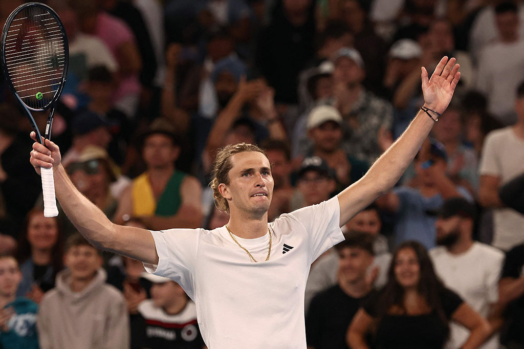 Petenis peringkat enam dunia Alexander Zverev berusaha sekuat tenaga dalam pertandingan lima set di Australian Open, Kamis, 18 Januari 2024, demi mengalahkan petenis kualifikasi asal Slovakia Lukas Klein.