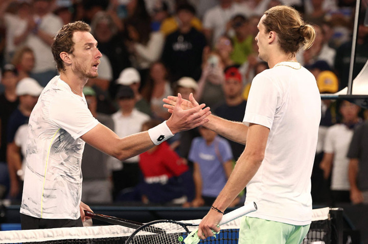 Terancam tersingkir di babak kedua di Melbourne, petenis Jerman itu akhirnya menang 7-5, 3-6, 4-6, 7-6(7/5), 7-6(10/7), setelah pertandingan yang menegangkan selama empat setengah jam di Margaret Court Arena.