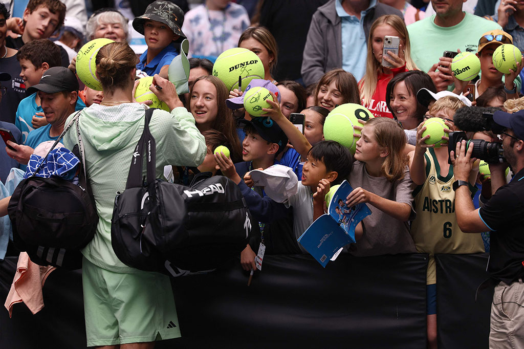 Zverev selanjutnya akan berhadapan dengan petenis Amerika nonunggulan Alex Michelsen di babak ketiga. 