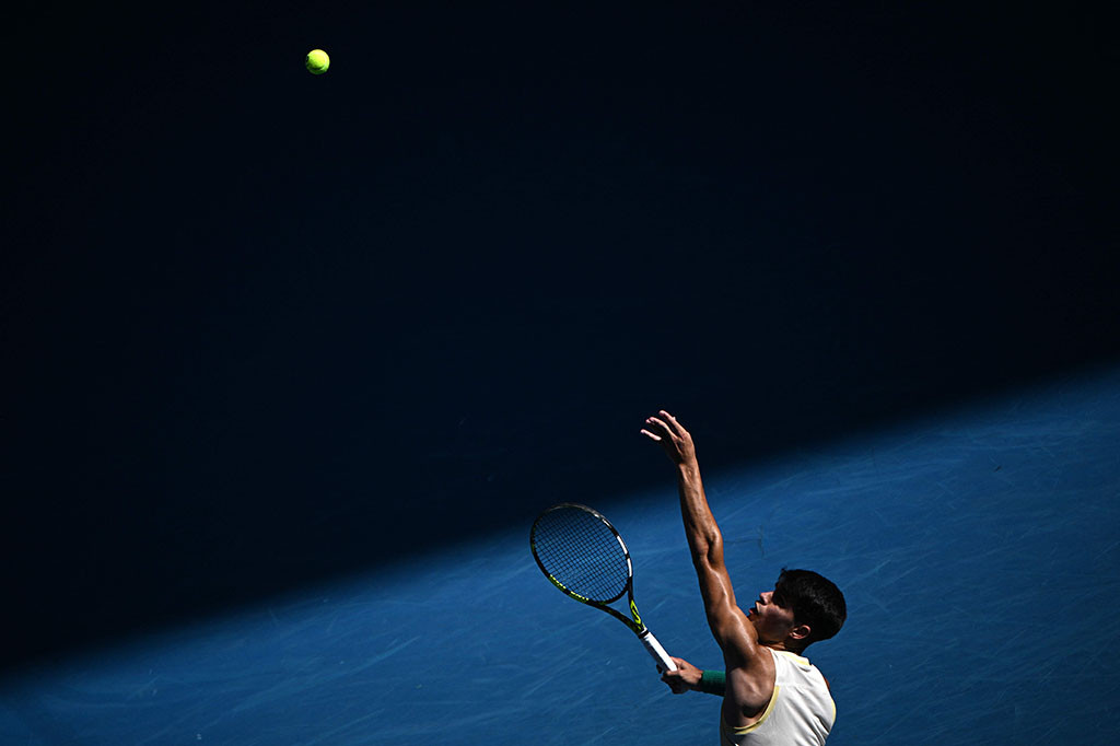 Juara turnamen besar dua kali itu, yang mencatatkan 43 kemenangan di Rod Laver Arena, mendapati dirinya unggul dalam satu set meskipun tidak menghadapi break point apa pun di dua set pertama.