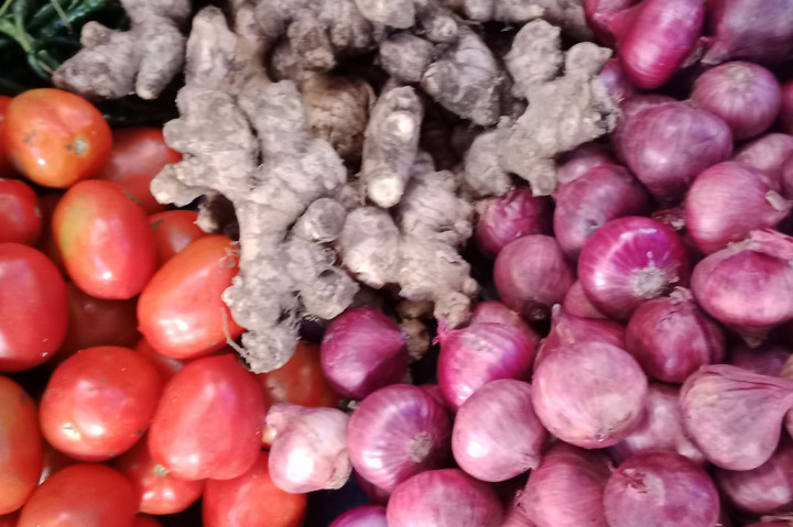 Tidak di ketahui secara jelas mengapa harga bahan bumbu masakan itu naik cukup tinggi, yaitu mendapat kisaran dua kali lipat dari biasanya. Padahal itu termasuk kebutuhan harian para keluarga masyarakat yang perlu kontrol harga oleh pemerintah.