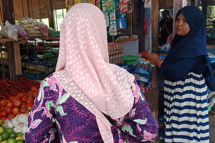 Harga tomat dan bawang merah sejak tiga pekan terakhir di kawasan Provinsi Aceh melambung tinggi. Hal itu sangat memberatkan pemilik warung makanan dan ibu rumah tangga.