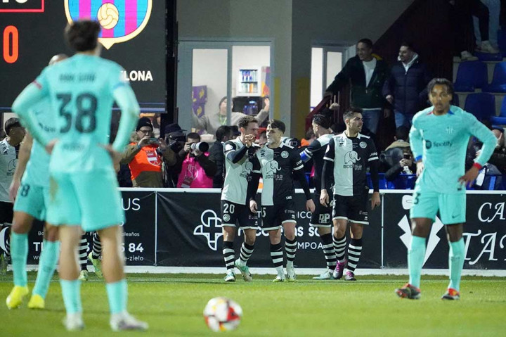 Bermain di kandang sendiri membuat Unionistas tampil menyerang sejak menit awal. Mereka berhasil membuka keunggulan pada menit ke-31 lewat sepakan first time Alvaro Gomez menyambut umpan silang dari sisi kiri dilepas Juan Serrano yang membuat kiper Inaki Pena tidak berkutik. Barca tertinggal 0-1.