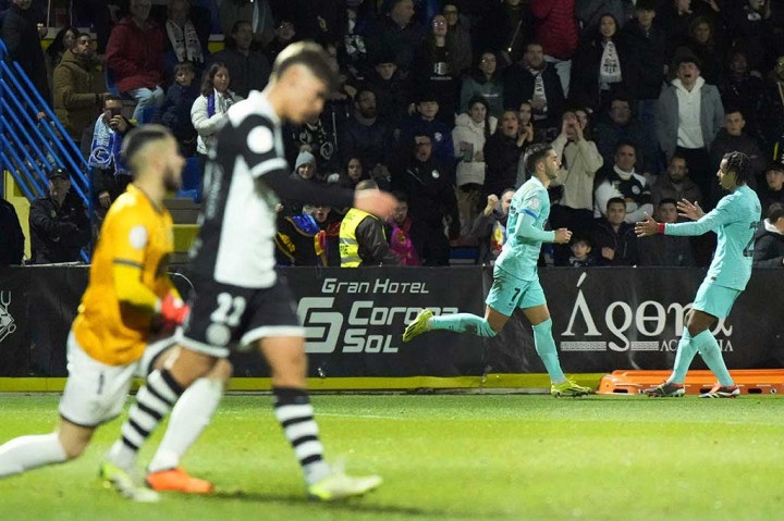 Barcelona baru bisa menyamakan skor pada menit ke-45. Terlepas dari kawalan pemain lawan, Ferran Torres menggiring bola dari tengah lapangan dan sukses menaklukkan kiper lawan. Skor 1-1 bertahan hingga jeda turun minum.