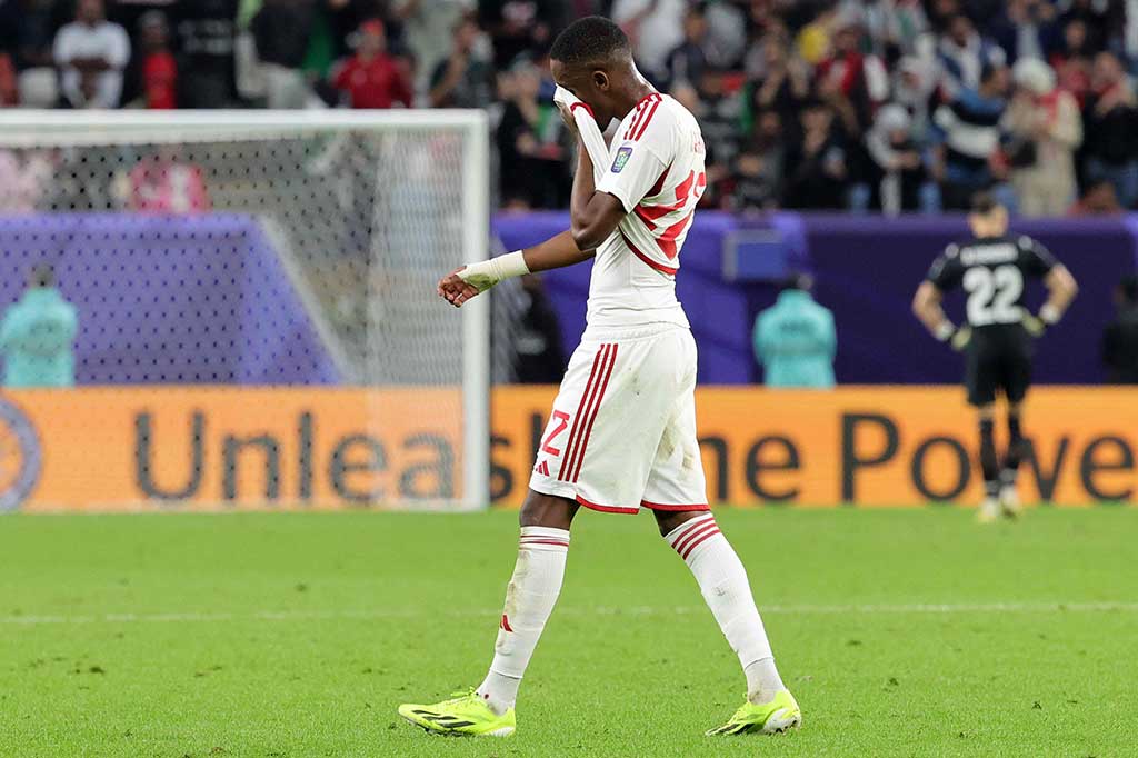 Pada menit ke-36, Khalifa Al Hammadi melanggar Oday Dabbagh di kotak terlarang. Usai meninjau VAR, wasit pun memberikan penalti kepada Palestina sekaligus kartu merah terhadap Al Hammadi.