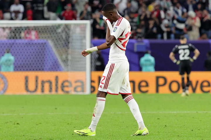 Pada menit ke-36, Khalifa Al Hammadi melanggar Oday Dabbagh di kotak terlarang. Usai meninjau VAR, wasit pun memberikan penalti kepada Palestina sekaligus kartu merah terhadap Al Hammadi.