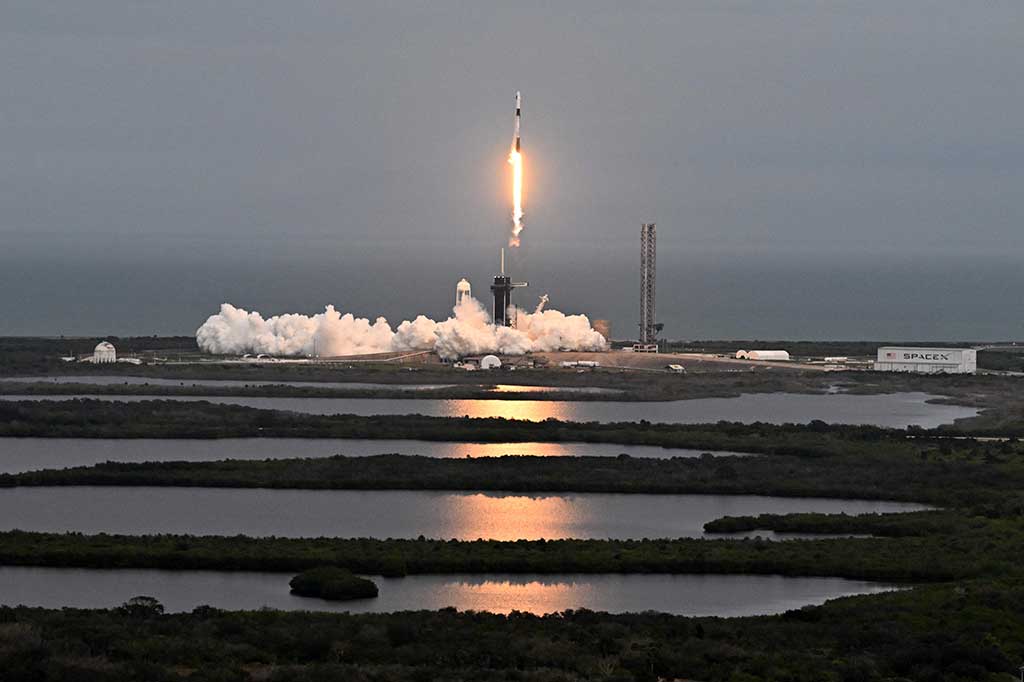 Crew Dragon SpaceX yang dipasang di bagian atas roket Falcon 9 meluncur dari Kennedy Space Center di Florida pada pukul 16:49 waktu setempat (2149 GMT), dan akan mencapai tujuannya pada Sabtu, 20 Januari pagi.