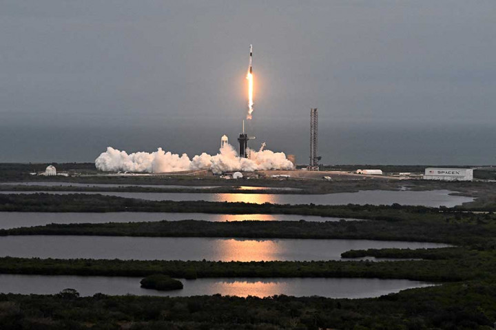 Crew Dragon SpaceX yang dipasang di bagian atas roket Falcon 9 meluncur dari Kennedy Space Center di Florida pada pukul 16:49 waktu setempat (2149 GMT), dan akan mencapai tujuannya pada Sabtu, 20 Januari pagi.