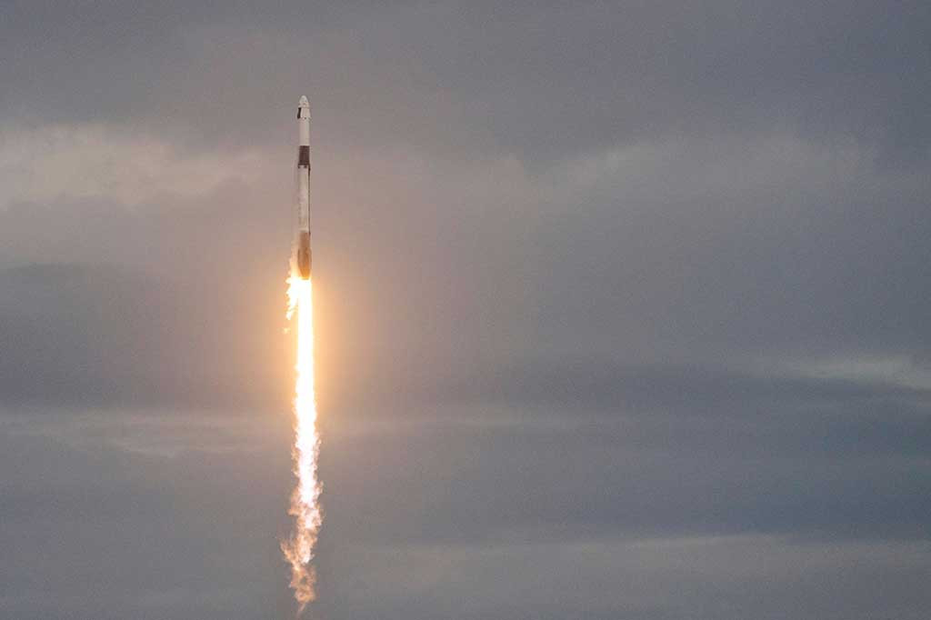 Pilot Turki dan kolonel angkatan udara Alper Gezeravci bergabung dengan Walter Villadei, seorang kolonel angkatan udara Italia yang sebelumnya pernah terbang ke luar angkasa dengan pesawat luar angkasa Virgin Galactic, dan Marcus Wandt dari Swedia, yang juga mewakili ESA.