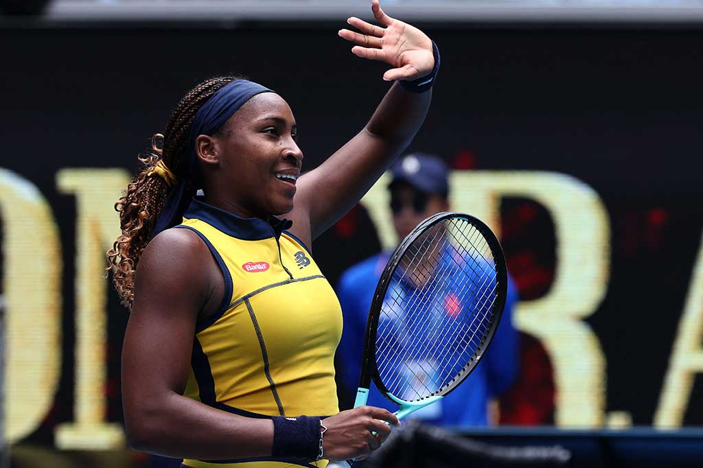 Juara AS Terbuka Coco Gauff melakukan selebrasi kemenangan usai melangkah mudah ke putaran keempat Australia Terbuka pada hari Jumat, 19 Januari 2024.